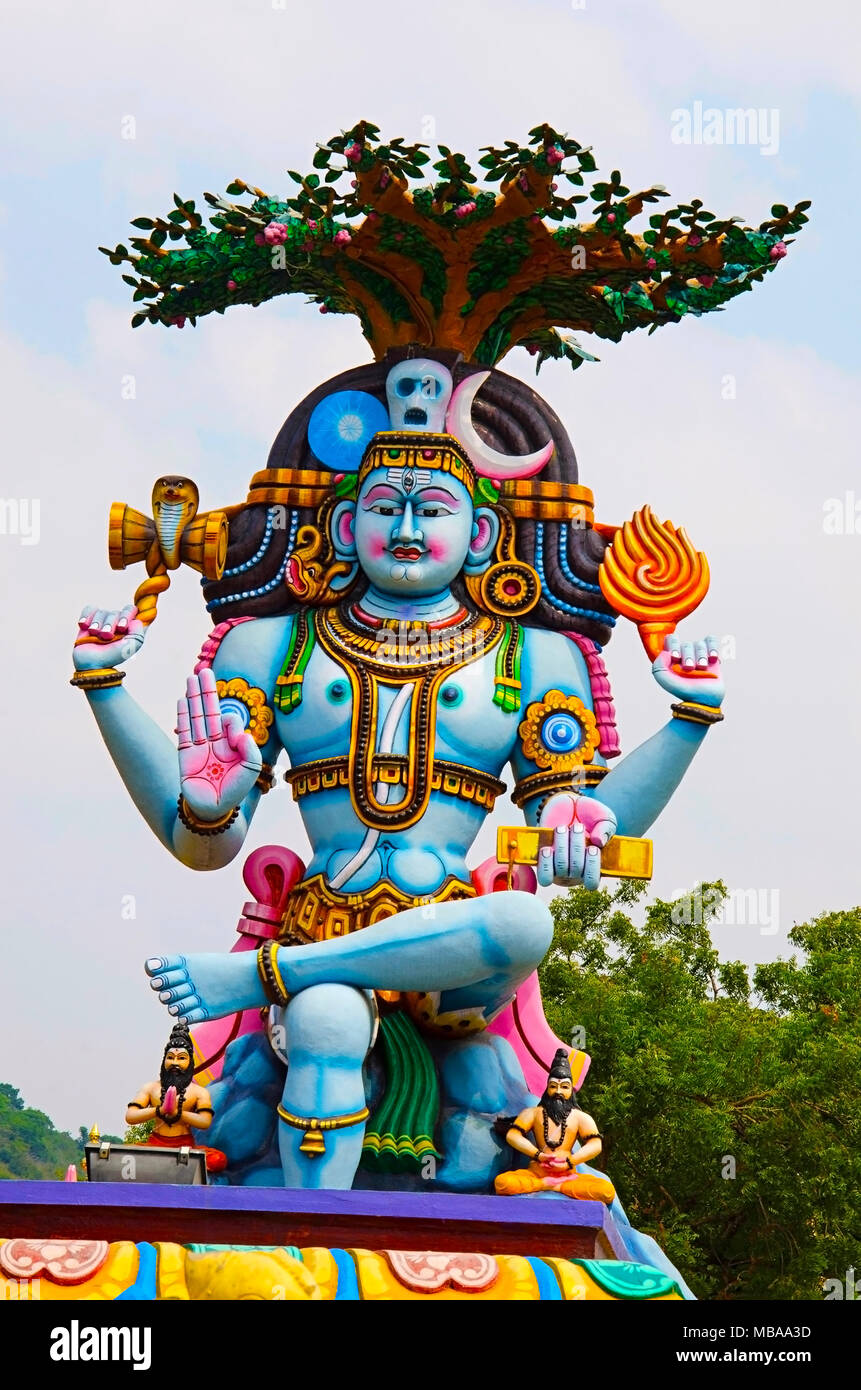 Idole colorée de Seigneur Shiva, sur le chemin de Kanchipuram, Tamil Nadu, Inde Banque D'Images