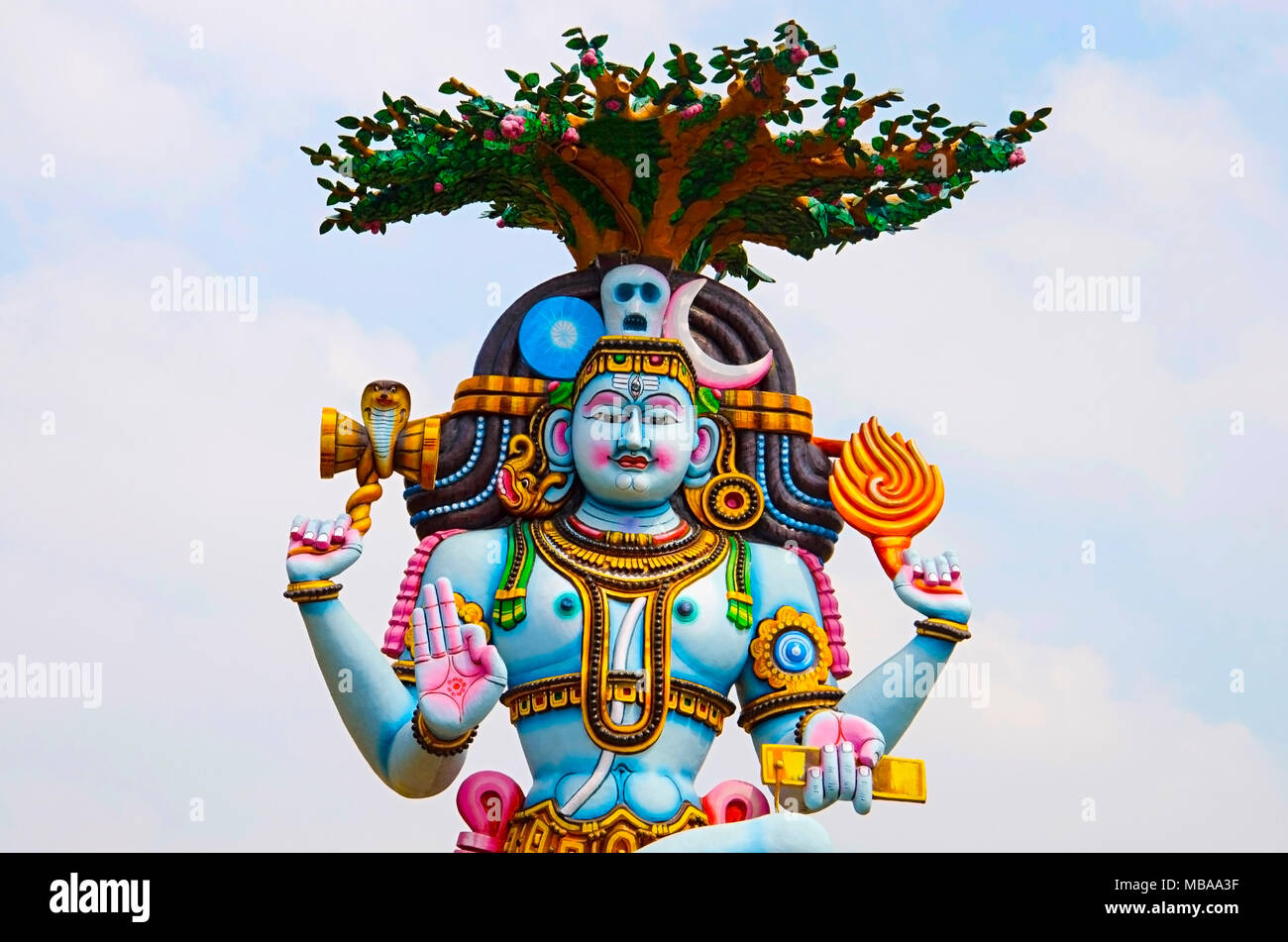 Idole colorée de Seigneur Shiva, sur le chemin de Kanchipuram, Tamil Nadu, Inde Banque D'Images