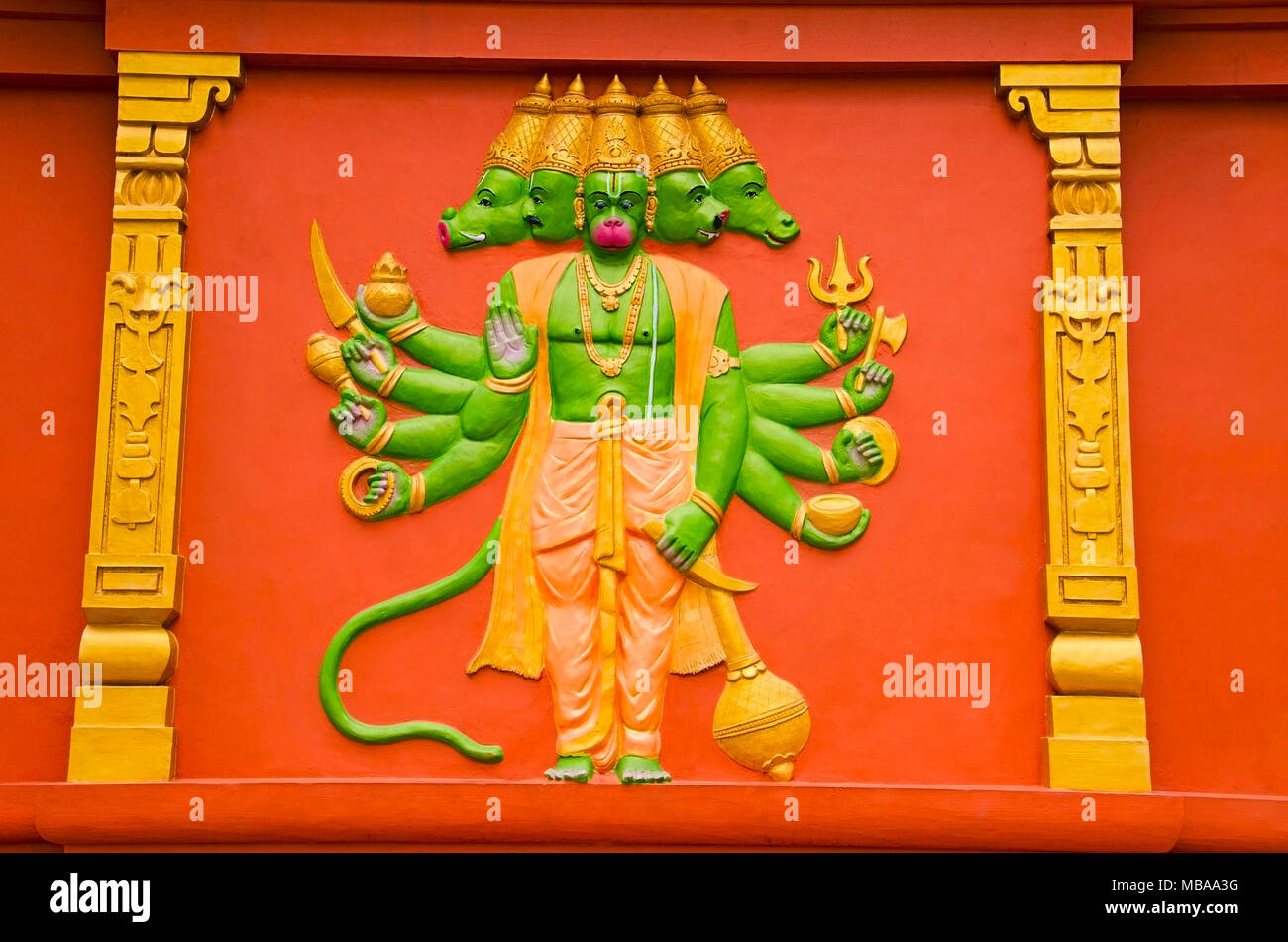 L'idole de Seigneur Hanuman colorés sur le mur extérieur d'un temple, sur le chemin de Kanchipuram, Tamil Nadu, Inde Banque D'Images