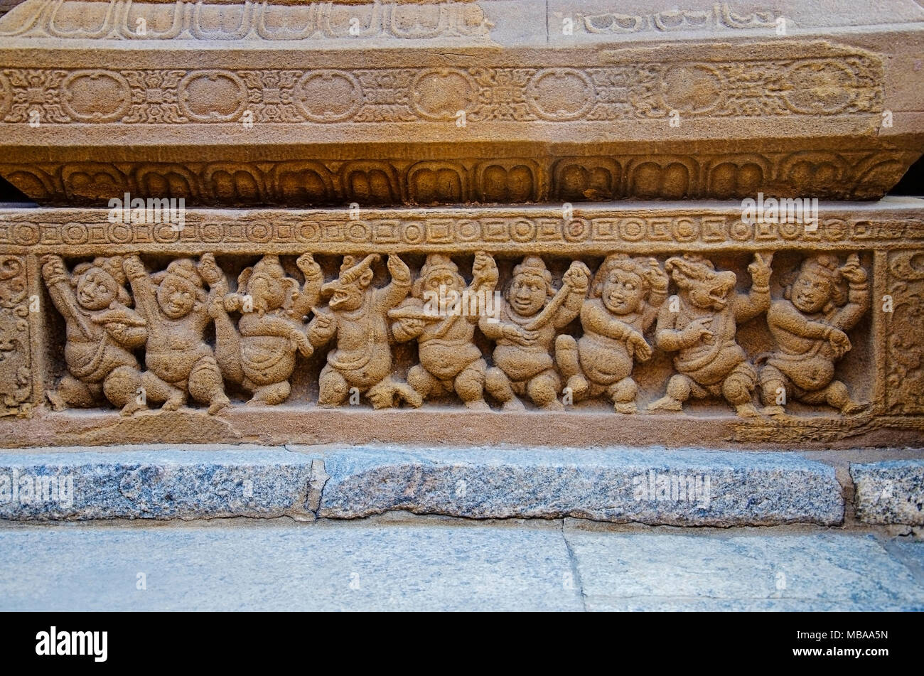 Idoles sculptées sur le mur extérieur du temple de Kanchi Kailasanathar, Kanchipuram, Tamil Nadu, Inde. Ancien Temple Hindou Shiva Banque D'Images