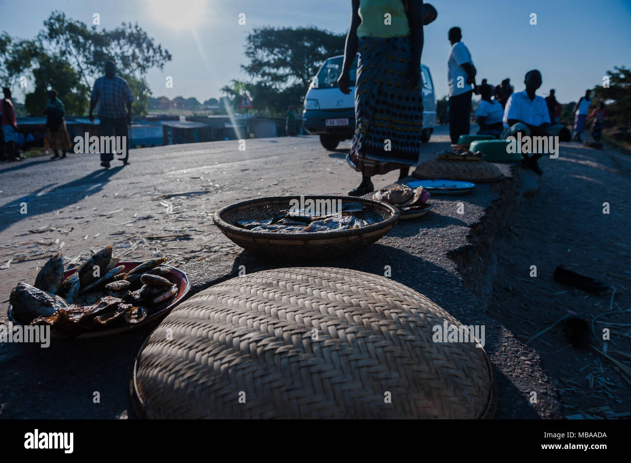 Poissons séchés vendus sur le bord de la route au Malawi par un Hawker Banque D'Images