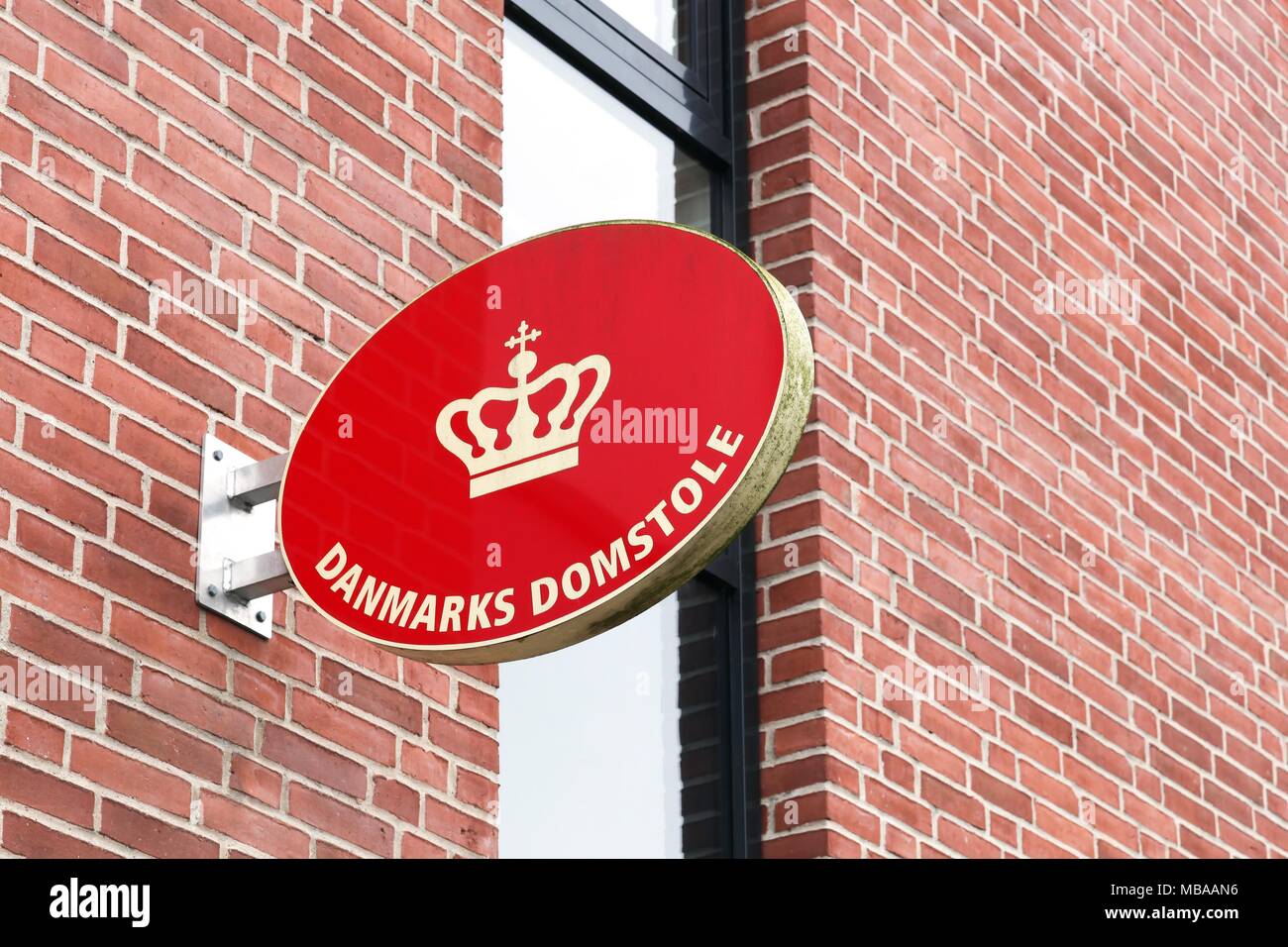 Odense, Danemark - 4 Avril, 2018 : Logo de la cour du Danemark. Les tribunaux du Danemark est le système judiciaire ordinaire du royaume de Danemark Banque D'Images