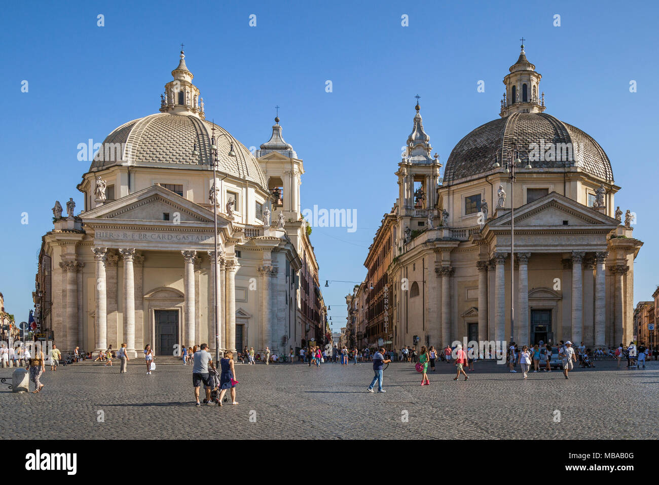 Les touristes dans la place pavée de la Piazza del Popolo (traduit de l'italien signifiant littéralement "Place du Peuple") avec le "twin" églises de Santa Maria Banque D'Images
