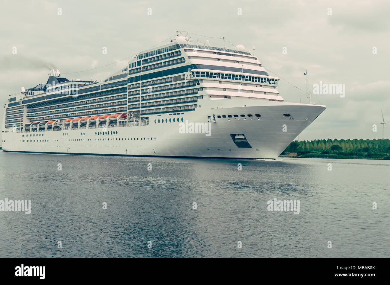 Un grand bateau de croisière voiles à travers le canal Banque D'Images