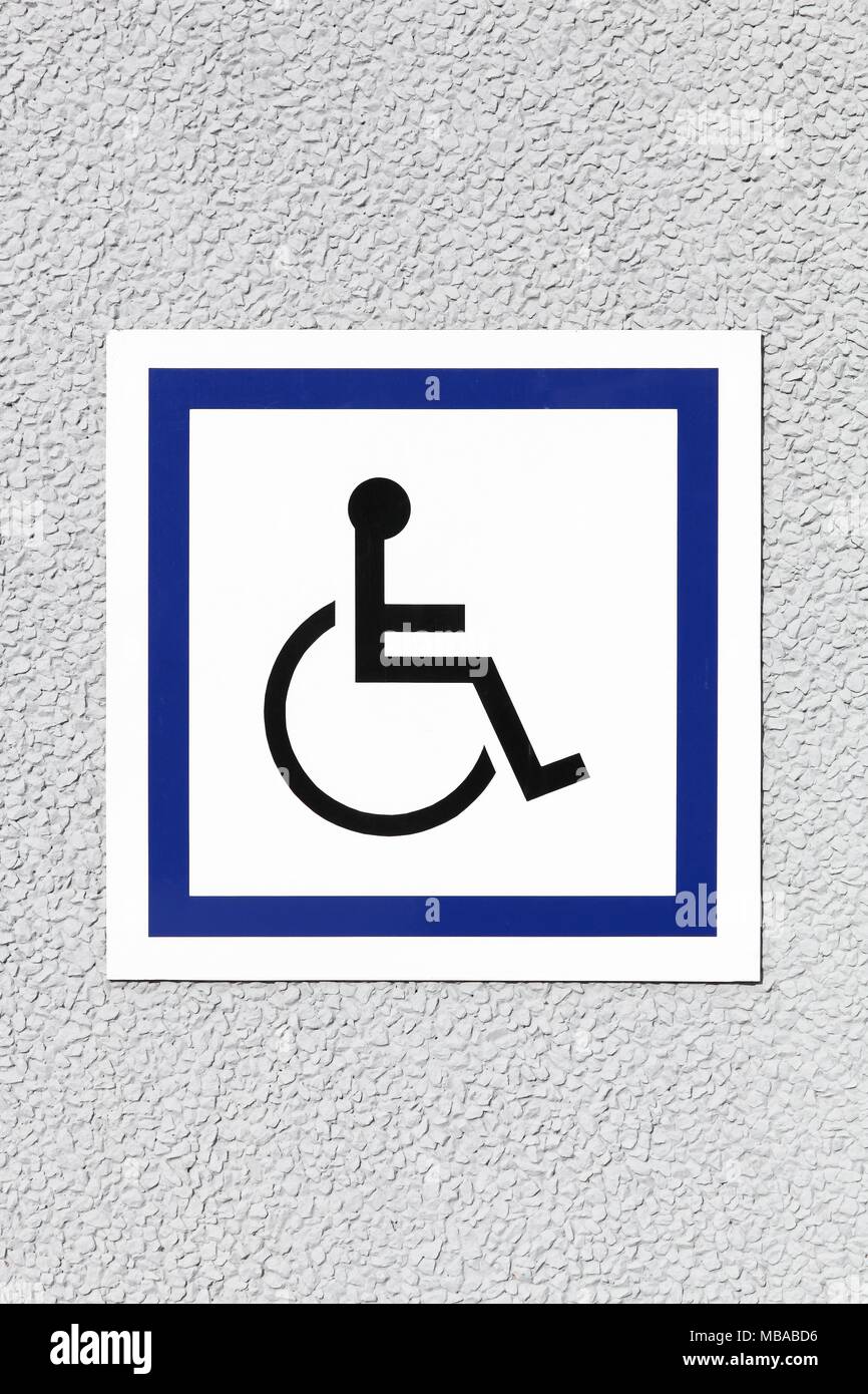 Personne en fauteuil roulant ou de handicap sur un mur de symbole Banque D'Images