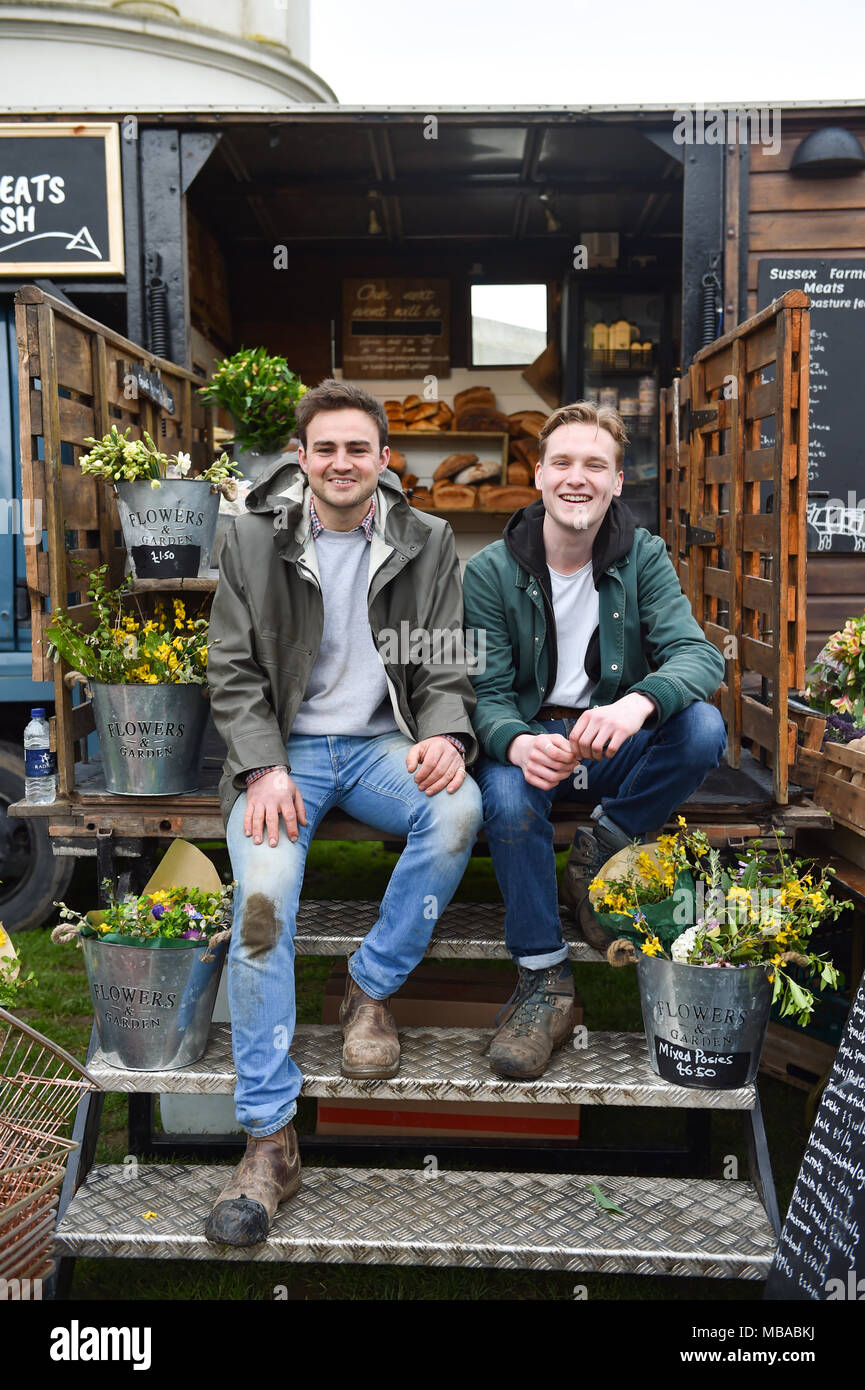 Ed Johnstone et George Shaw de la paysanne Sussex farm shop mobile mise en place à côté de la poivrière à Queen's Park à Brighton . Banque D'Images