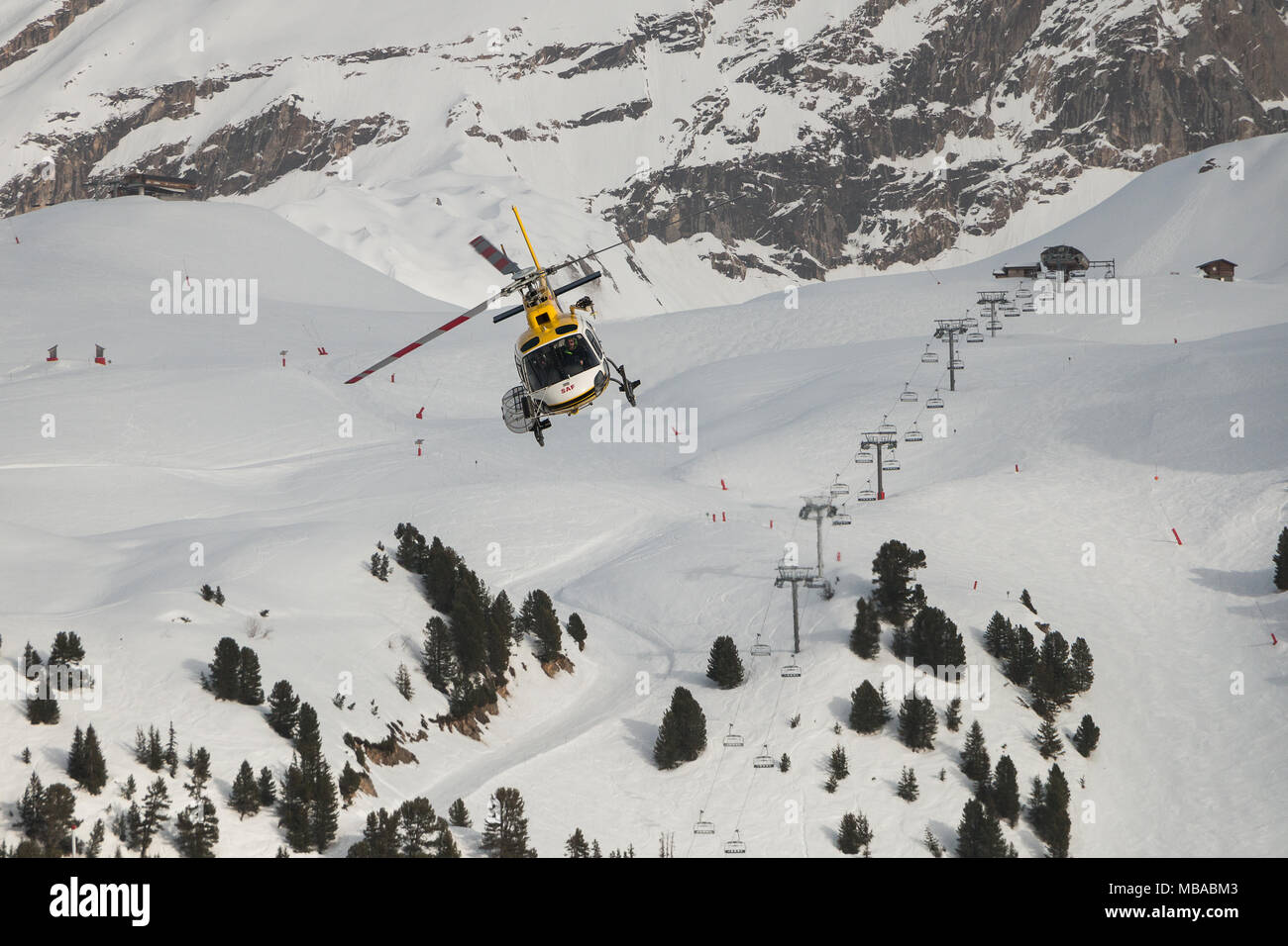 Vol en hélicoptère au-dessus d'une station de ski des 3 Vallées Courchevel Savoie Rhone Alpes France Europe Banque D'Images