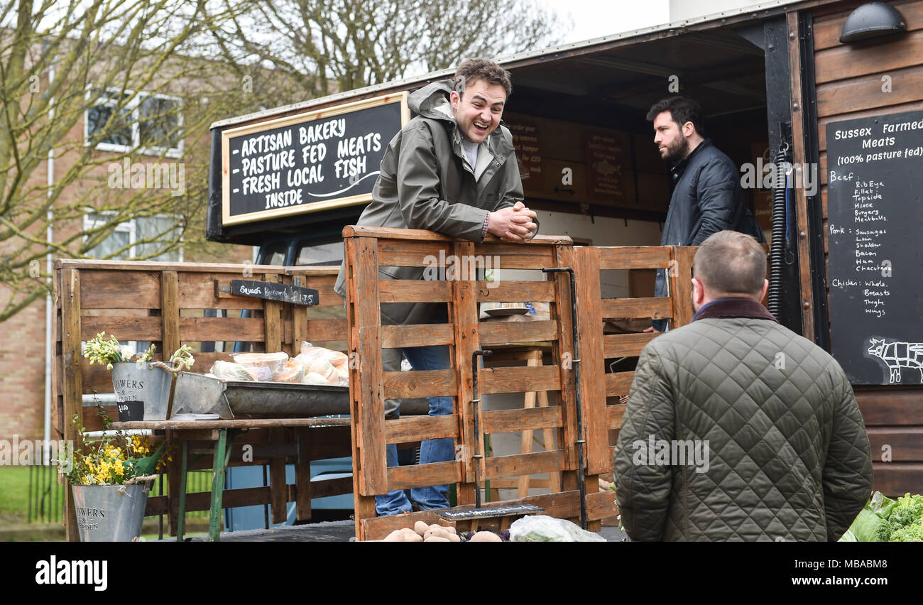 Ed de la Johnstone paysan Sussex farm shop mobile mise en place à côté de la poivrière à Queen's Park à Brighton . Ils produisent localement à partir de leur source Banque D'Images