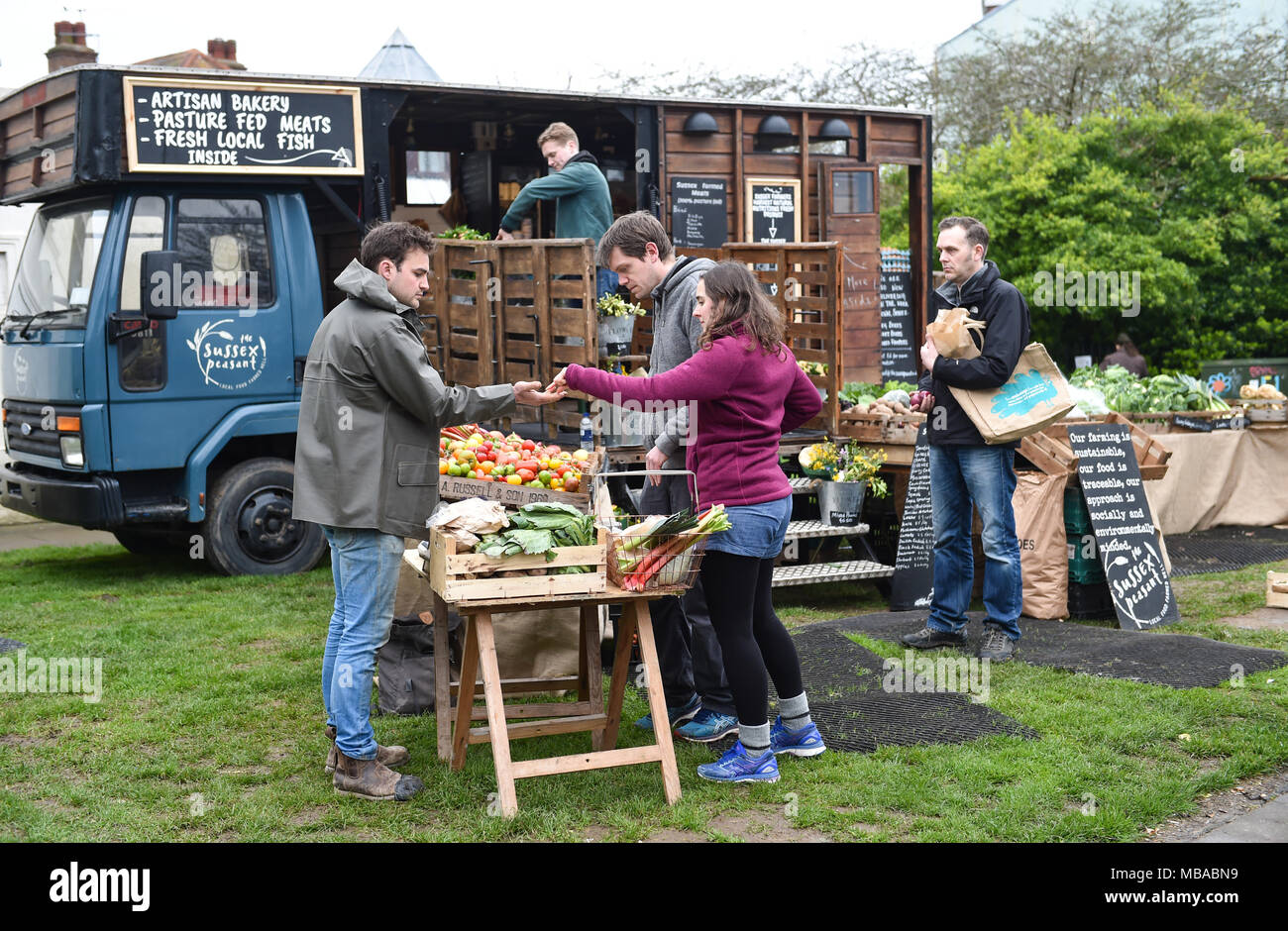 Les clients qui achètent leurs légumes frais hebdomadaires du paysan Sussex farm shop mobile mise en place à côté de la poivrière à Brighton Banque D'Images