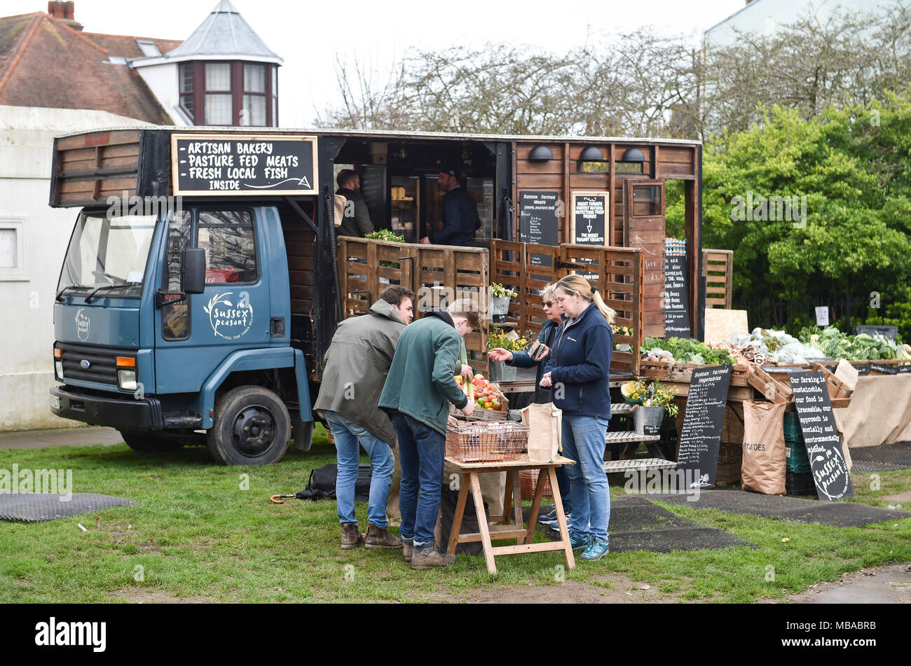 Le paysan Sussex farm shop mobile mise en place à côté de la poivrière à Queen's Park à Brighton . Ils ont leur source produire localement de la Sussex agriculteurs une Banque D'Images