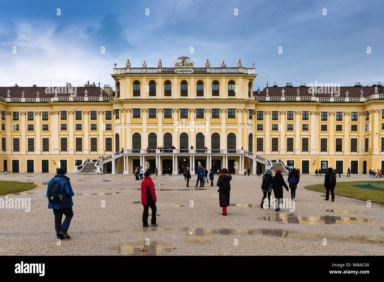 Le parc jardin dans Shonbrunn Palace (Wien) dans la région de Rainy day avec de petites flaques et des groupes de touristes autour de la marche Banque D'Images