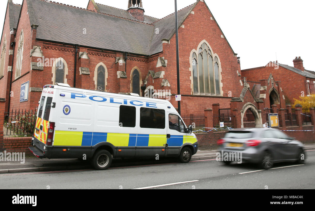 Un fourgon de police à l'extérieur de l'église paroissiale de St Margaret sur route à Coventry Walsgrave, après qu'un homme a été arrêté, soupçonné de tentative de meurtre après qu'une femme a été poignardée à l'extérieur de l'église. Banque D'Images