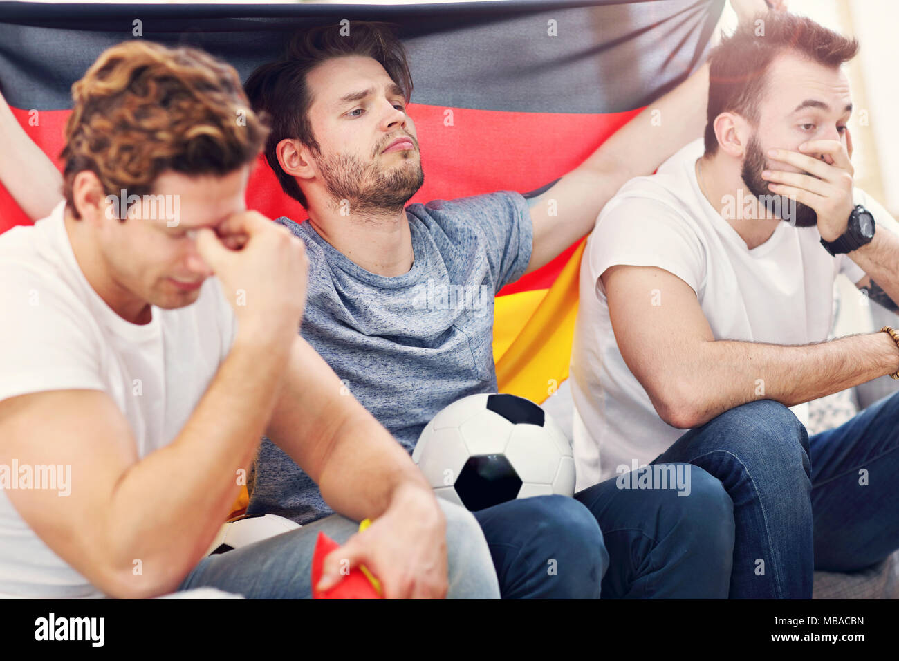 Heureux amis acclamations et regarder du sport à la télévision Banque D'Images