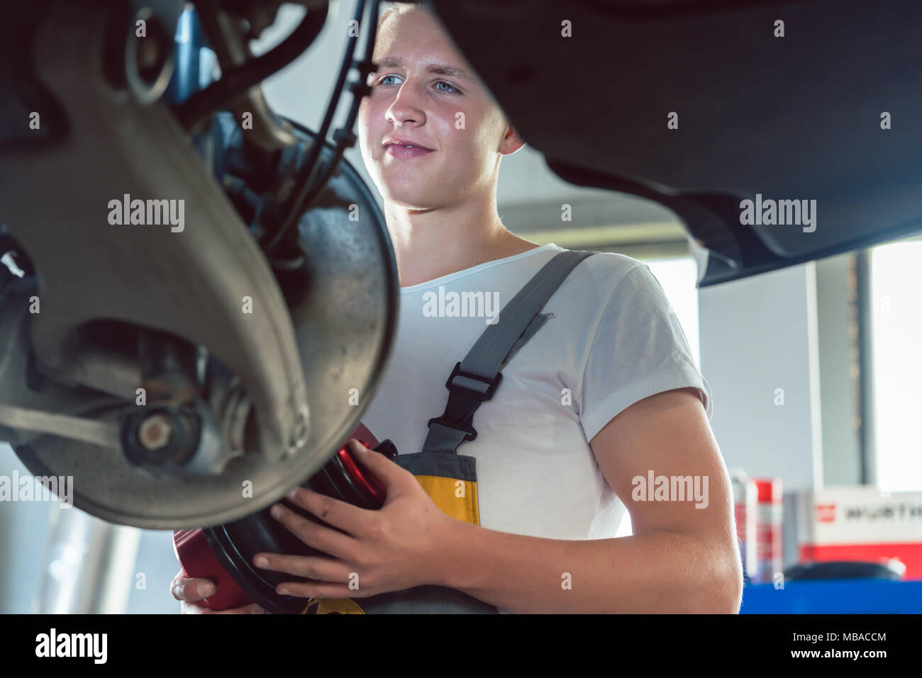 Mécanicien spécialisé travaillant dans un atelier de réparation automobile moderne Banque D'Images