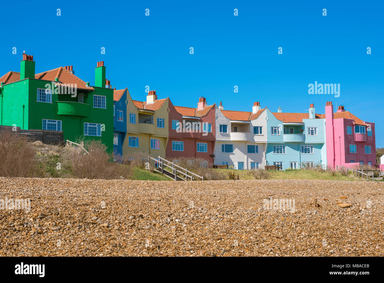 Maison colorée plage, vue sur une rangée colorée de maisons datant de 1937 situé sur la plage de Thorpeness sur la côte du Suffolk, Angleterre, Royaume-Uni Banque D'Images