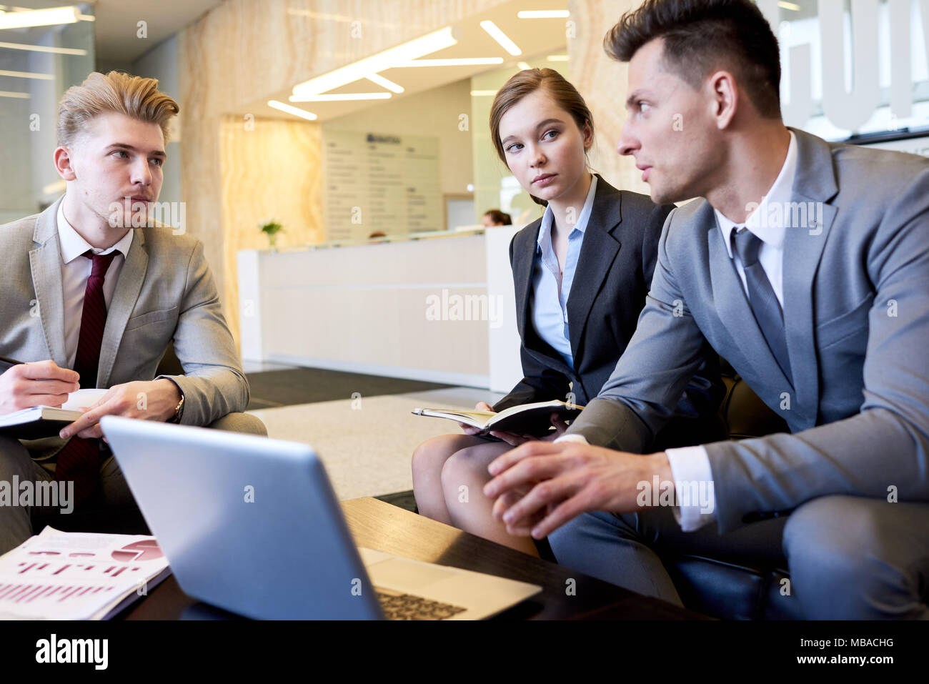 Équipe de professionnels collaborant à Office Banque D'Images