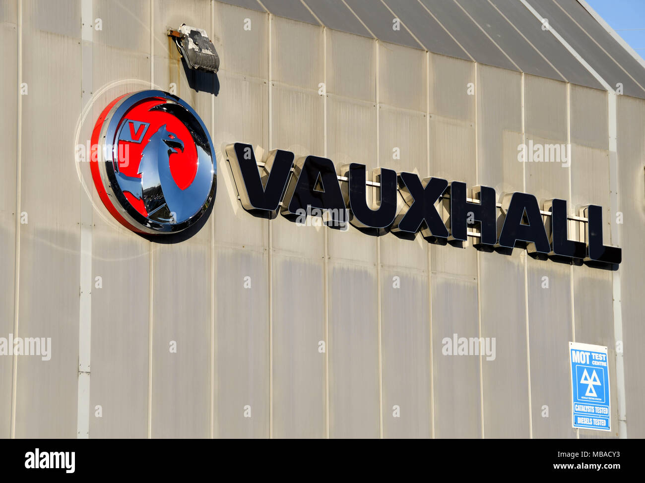 Logo de l'entreprise de Vauxhall sur la paroi latérale d'une voiture d'exposition Banque D'Images