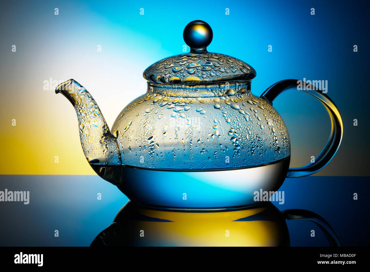 Théière en verre avec de l'eau bouillante et les gouttes de condensation Banque D'Images