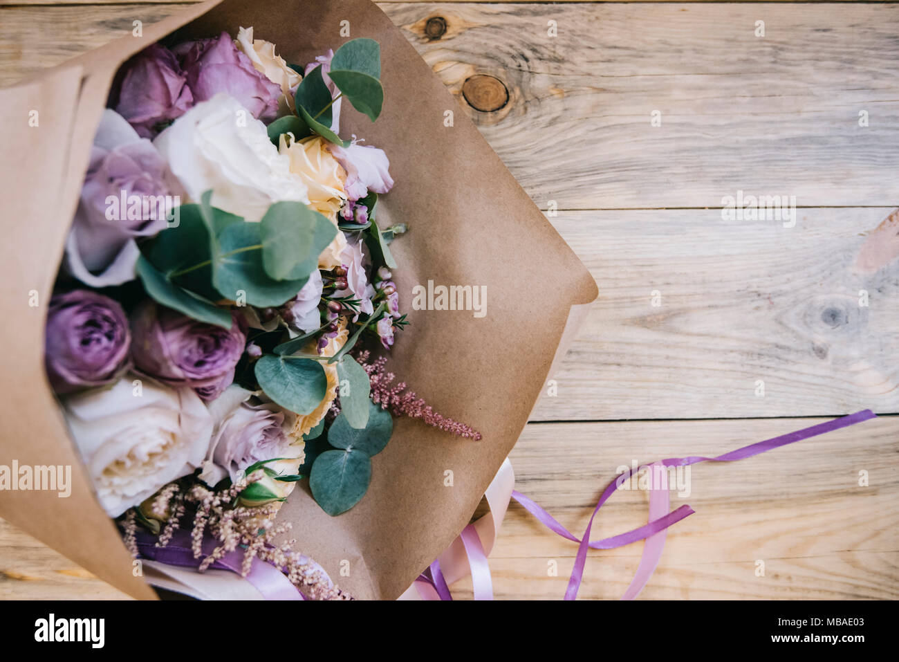 Beau Bouquet De Fleurs Fraîches à Leucalyptusroses Et