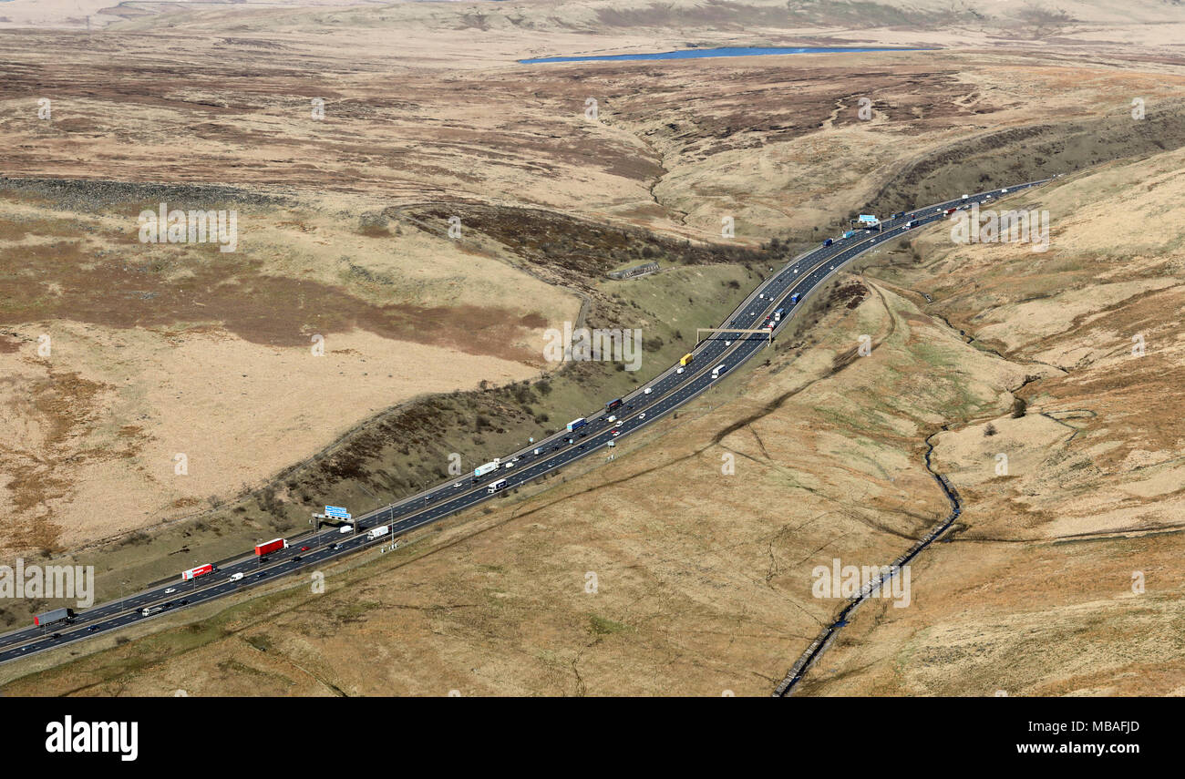 Vue aérienne de l'autoroute M62 sur les Pennines, UK Banque D'Images