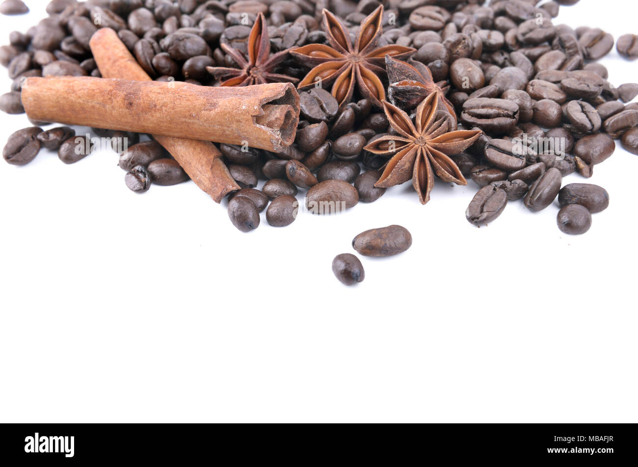 L'anis et la cannelle dans les fèves de café heap sur backgroundheap blanc sur fond blanc Banque D'Images