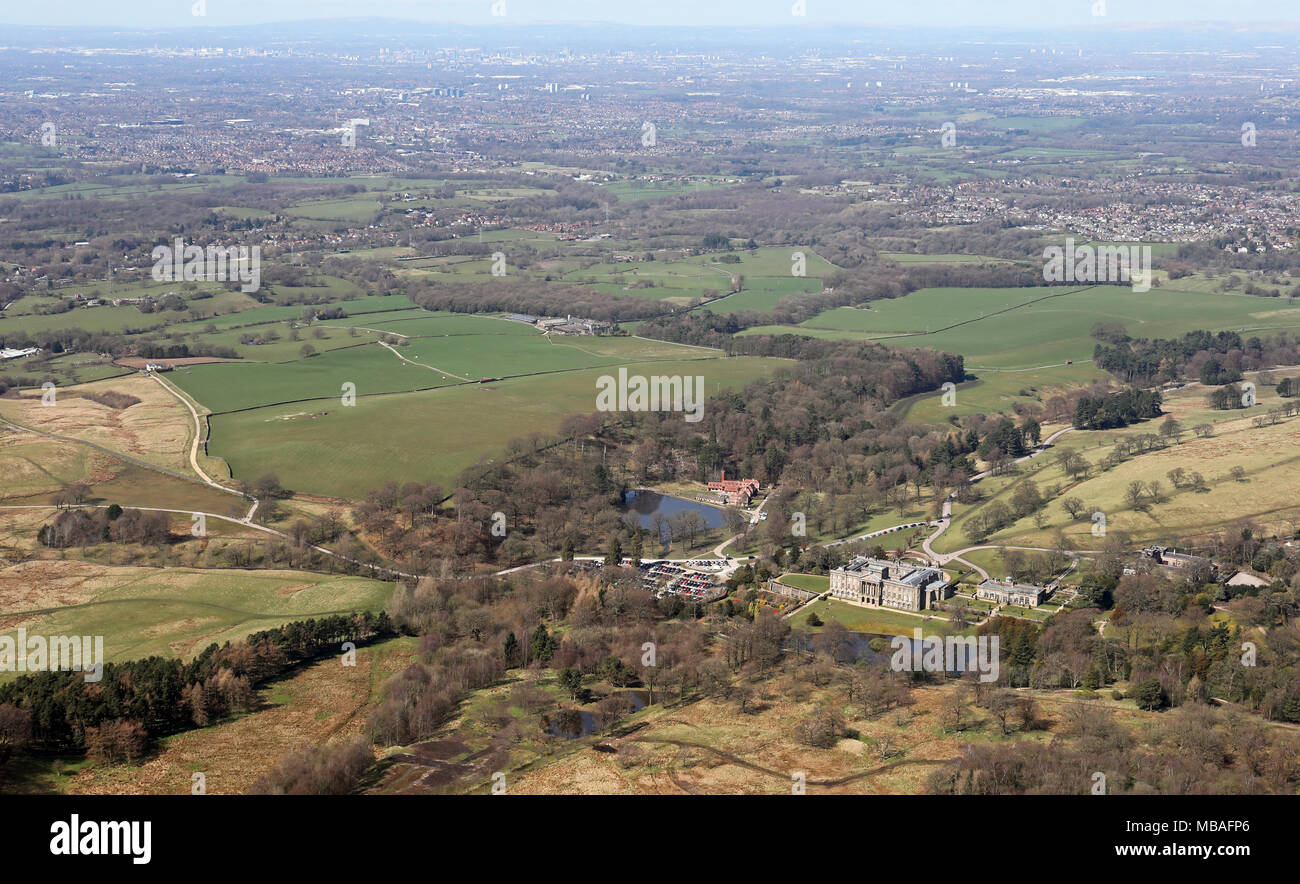 Vue aérienne (de plus de 1500') de Lyme Park (Pemberley dans Pride & Prejudice) dans Cheshire, avec Manchester in distance Banque D'Images