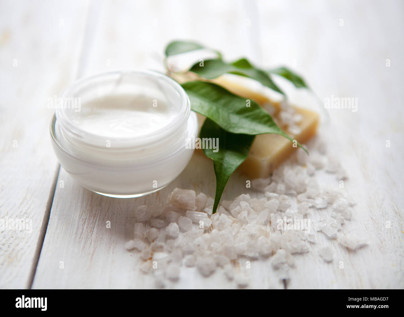Du sel de mer et spa crème visage Banque D'Images