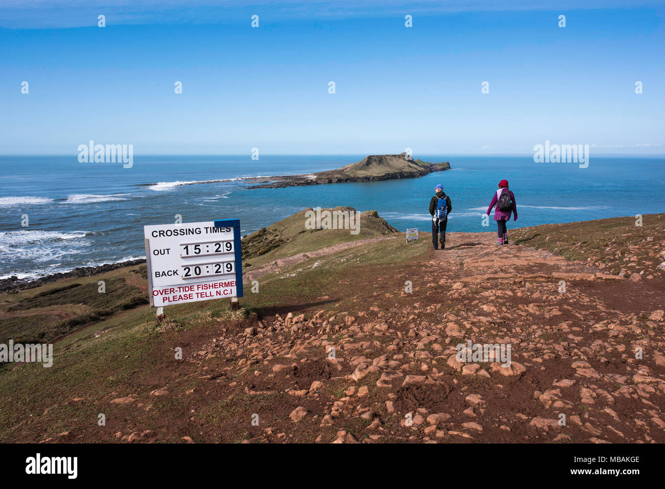 Les marcheurs de Pâques les falaises descendent vers la tête du ver au coin cuisine, Rhossili, Gower, dans le sud du Pays de Galles, Royaume-Uni. Banque D'Images