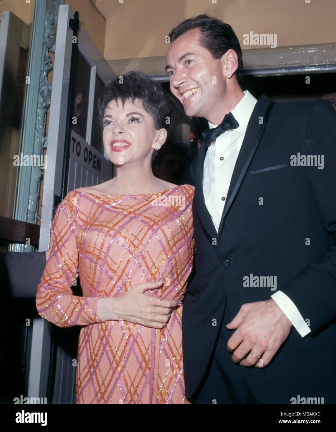 JUDY Garland (1922-1969) chanteuse et actrice de cinéma avec quatrième mari Mark Herron en 1964 Banque D'Images