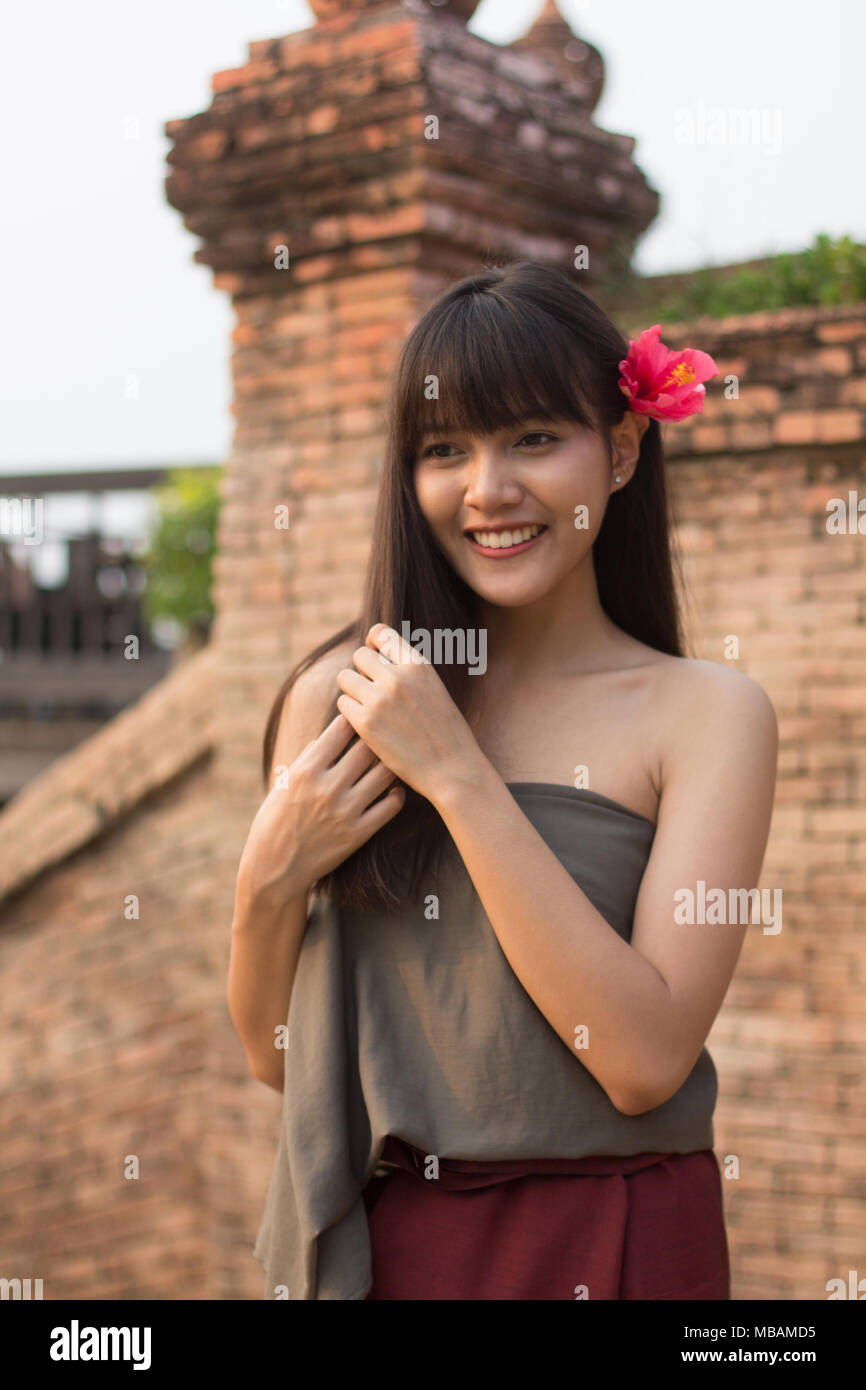 Belle jeune fille thaïe avec Thai ancien style vinaigrette, Ayutthaya, Thaïlande Banque D'Images