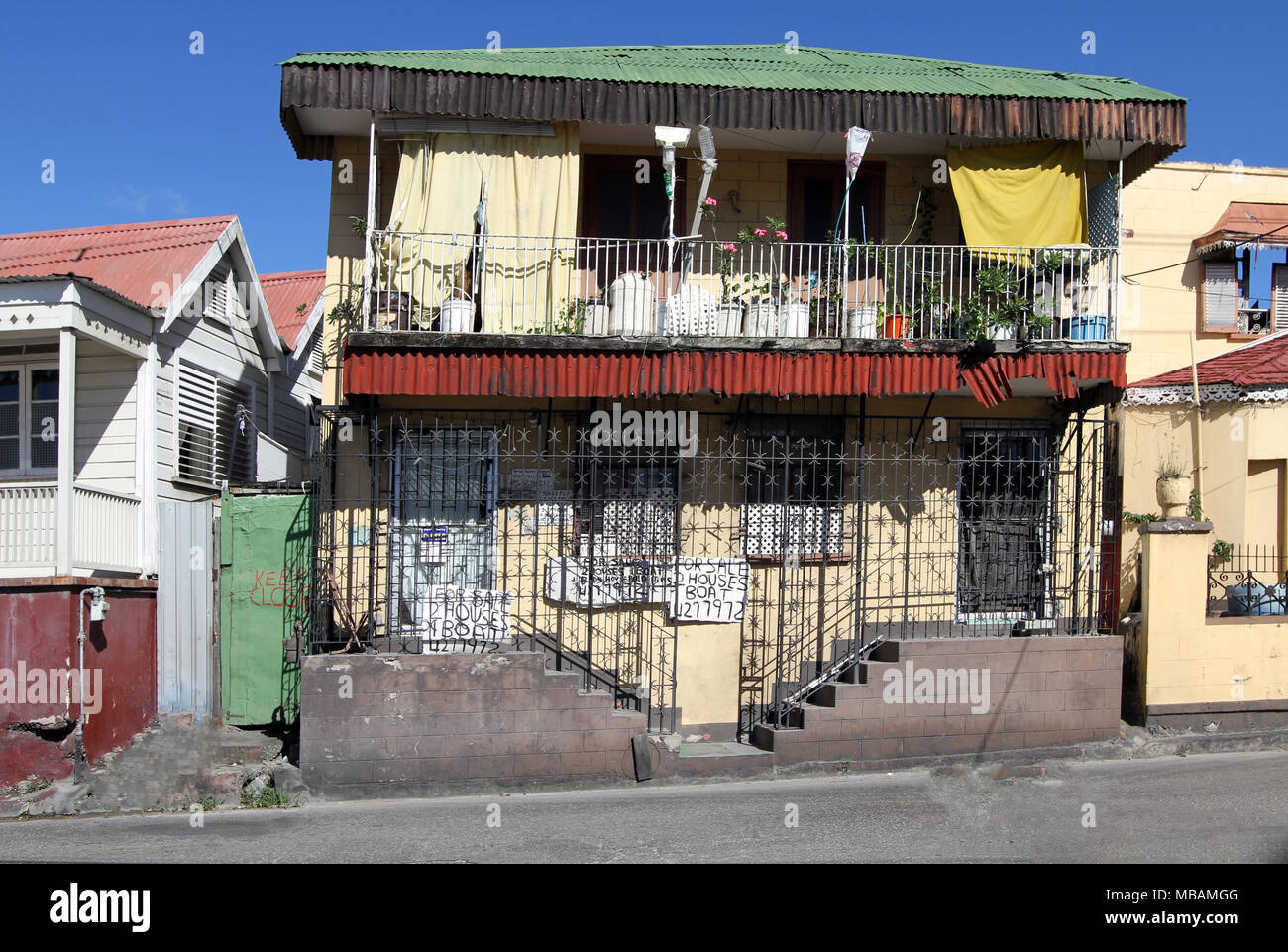 Style architectural rustique Caraïbes accueil fer ornemental avec grill travailler Banque D'Images