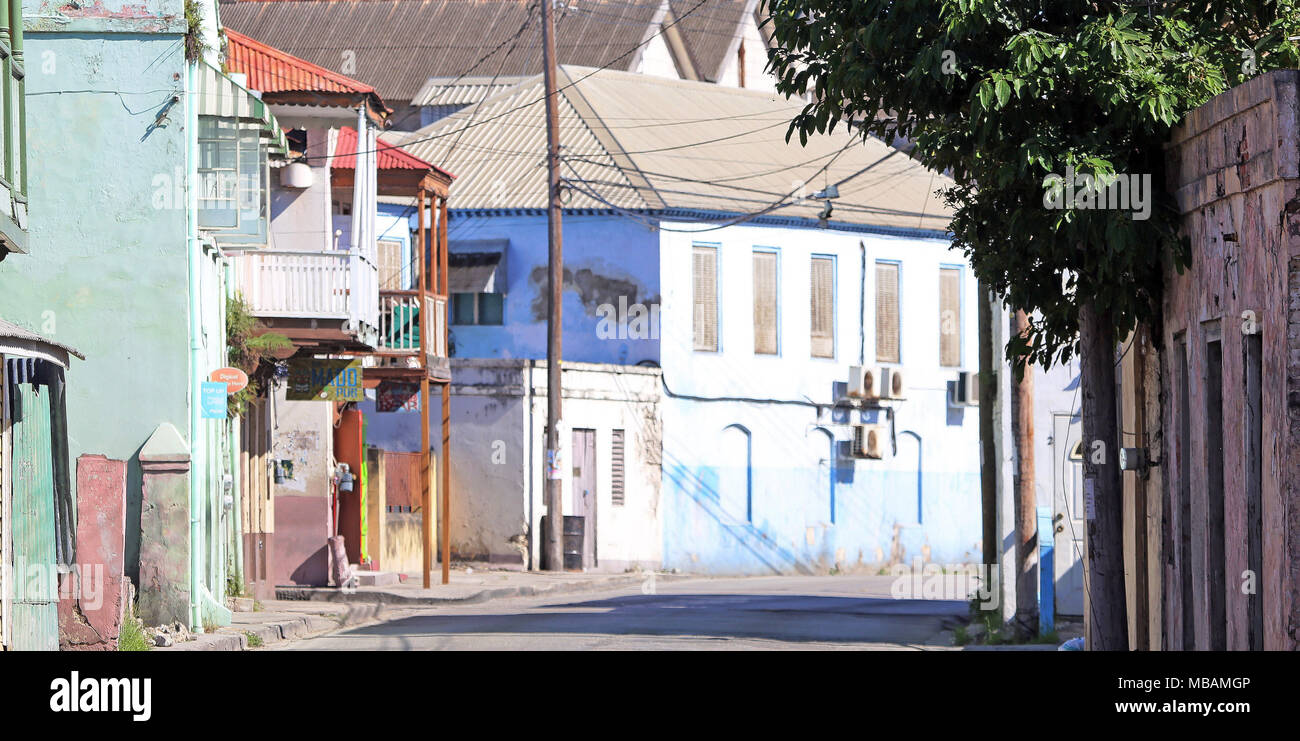 Scène de rue style Caraïbes rustique avec des couleurs pastel et de l'architecture typique Banque D'Images