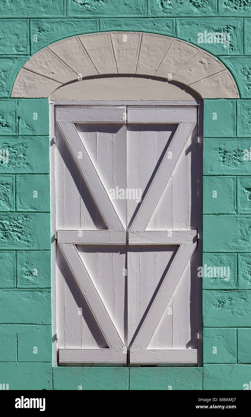 Détail de l'ouverture des volets et portes avec fenêtres cintrées et peint en vert les murs en blocs de pierre Banque D'Images