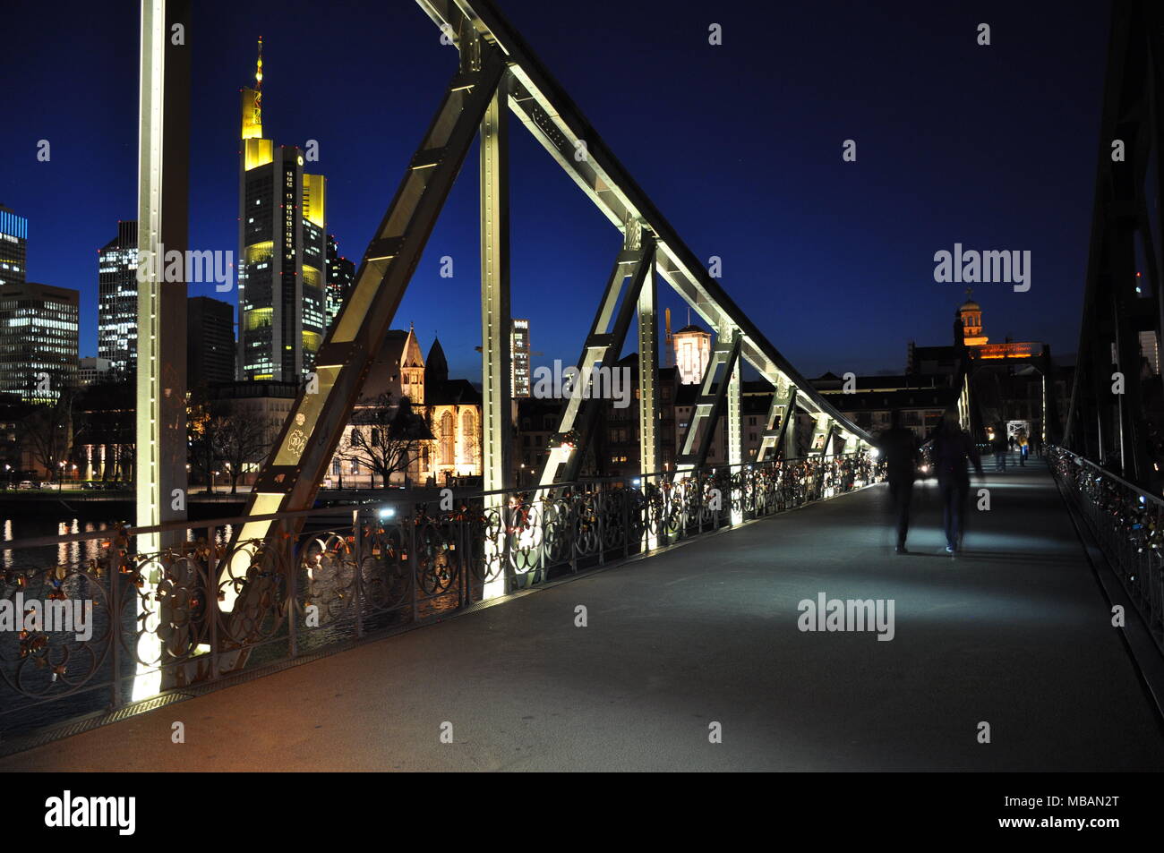 Passerelle de fer 'Eiserner Steg' la nuit, Francfort, Allemagne Banque D'Images