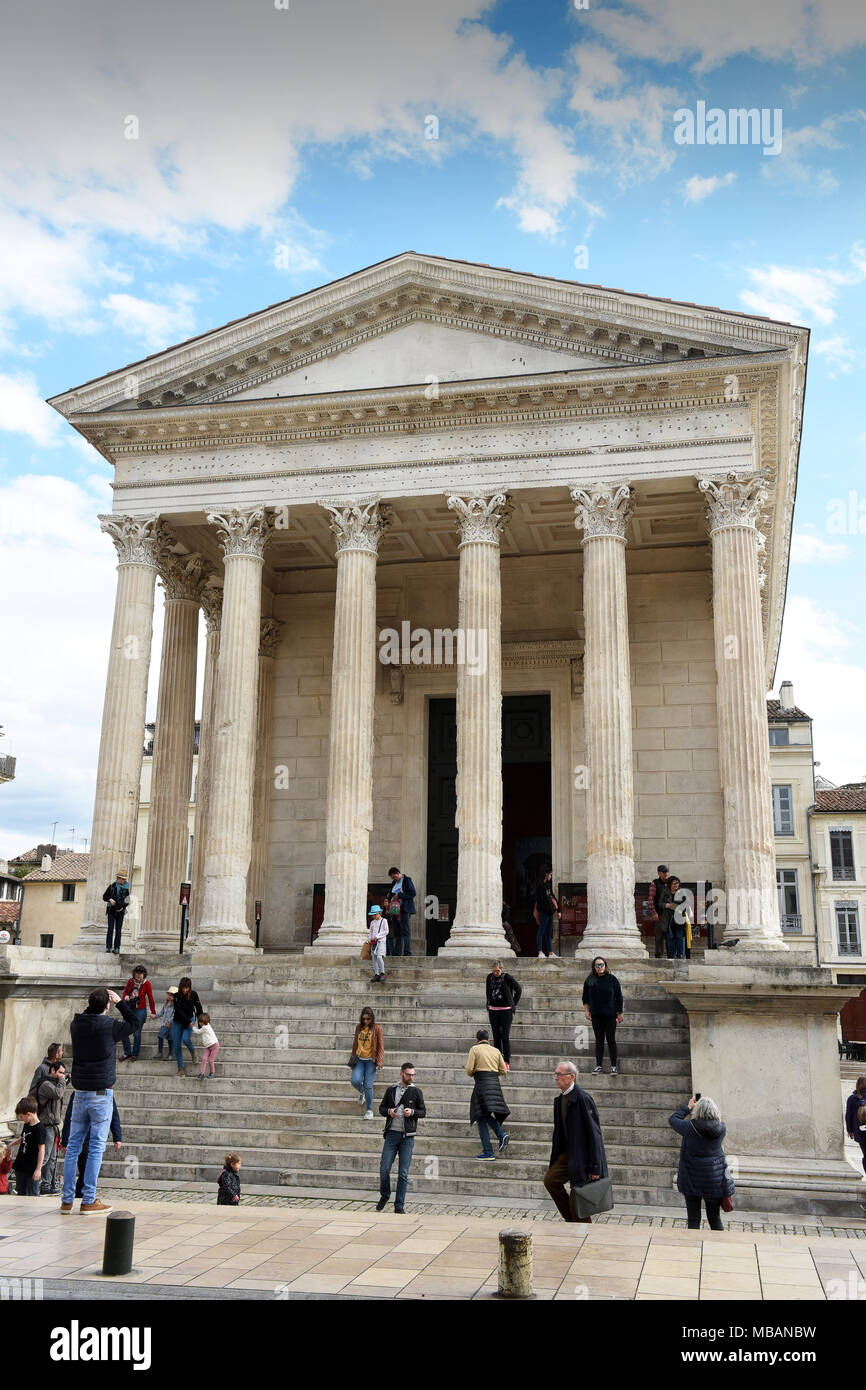 Nîmes, France, 2018 temple romain antique maison carrée sur la Place de la Maison Carrée, Nîmes, Languedoc-Roussillon, Gard, France Banque D'Images