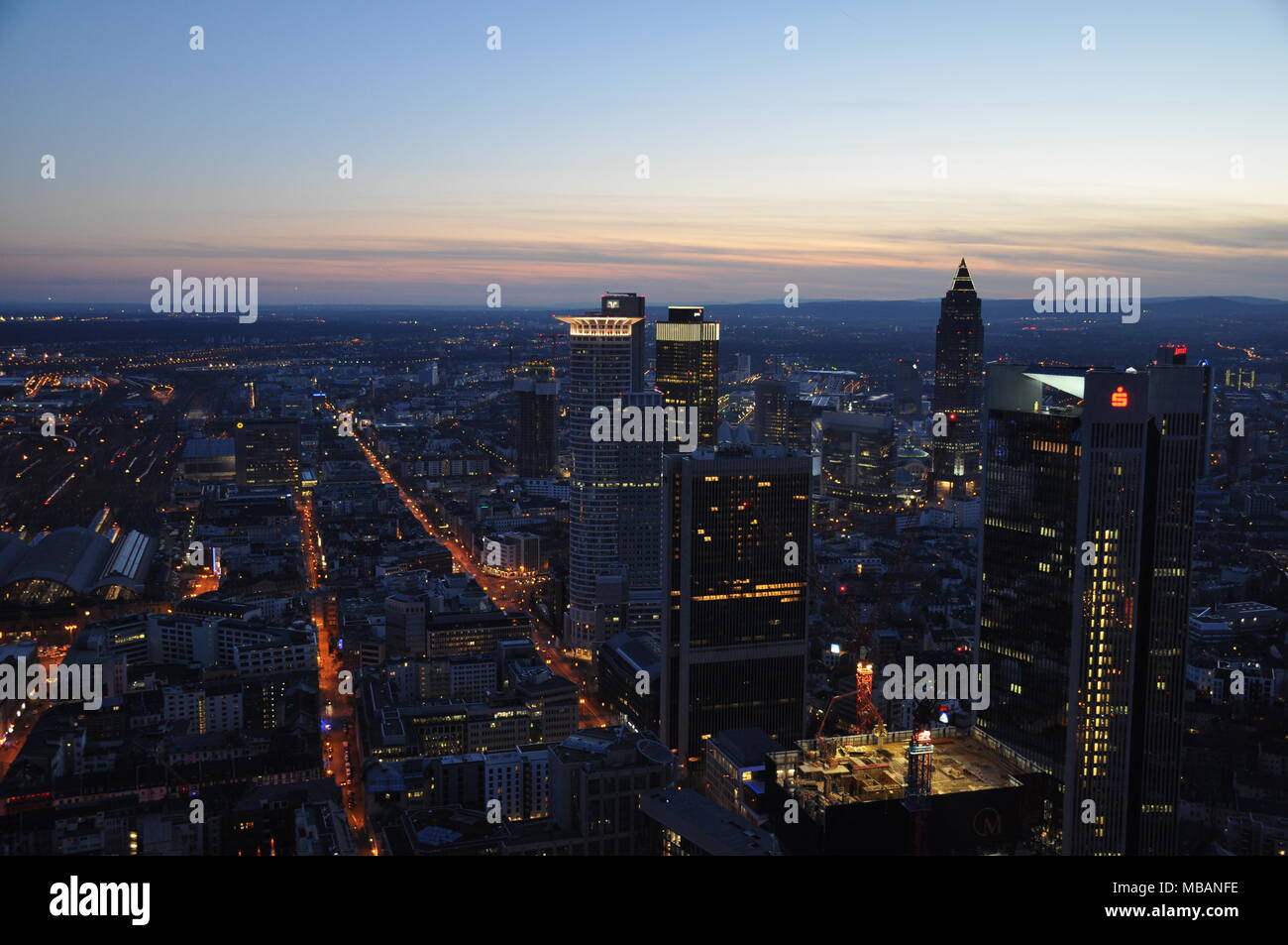 Nuit Vue sur Francfort du Maintower, Allemagne Banque D'Images