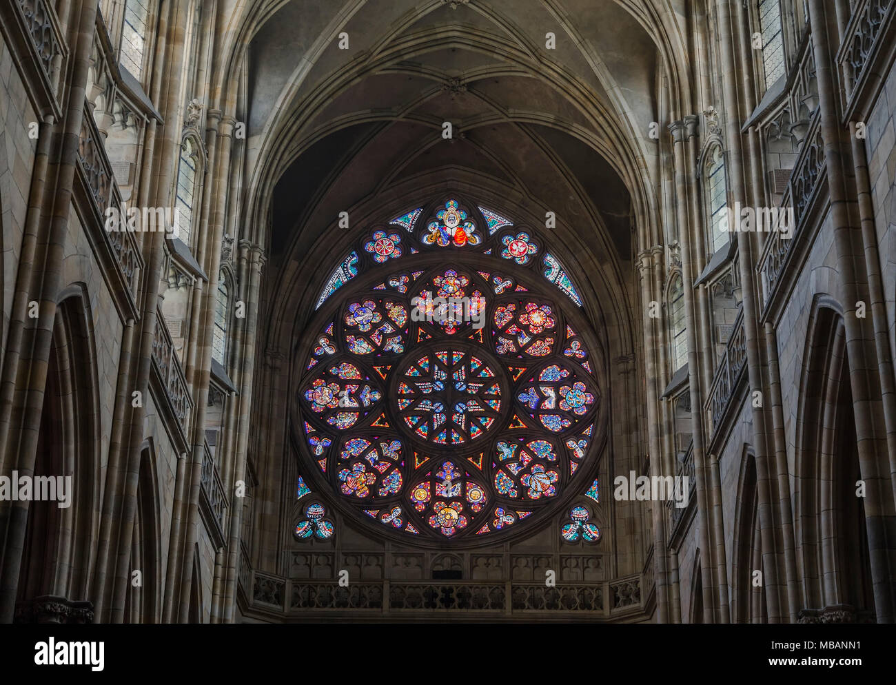 PRAGUE, CZECH REP. - Mai 04, 2015 : un immense vitrail sur l'entrée de la cathédrale Saint-Guy, le 4 mai 2015. Prague. République tchèque Banque D'Images
