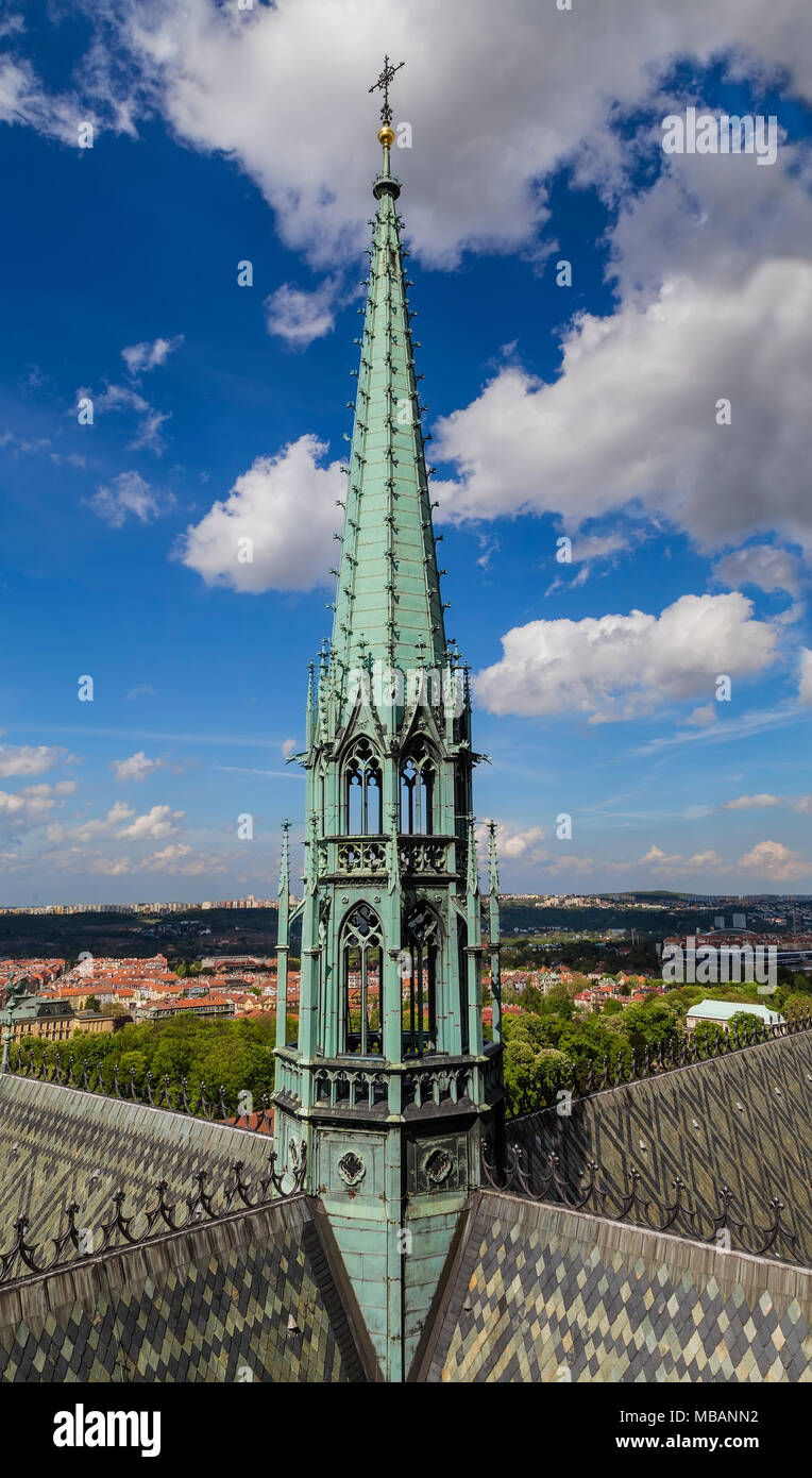 Le clocher d'une des tours de la cathédrale Saint-Guy. Prague. République tchèque Banque D'Images