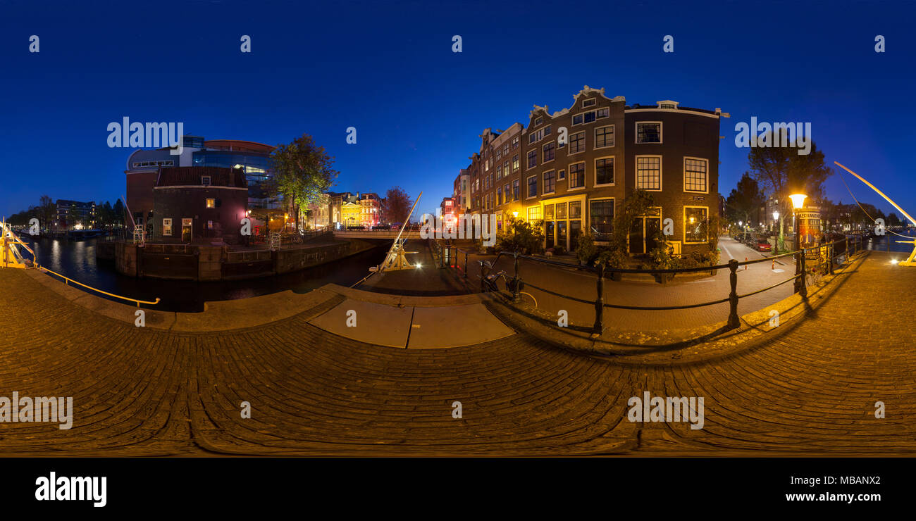 360 Panorama cousus, longue exposition dans la nuit, Vieille Ville, Amsredam, Holand Banque D'Images