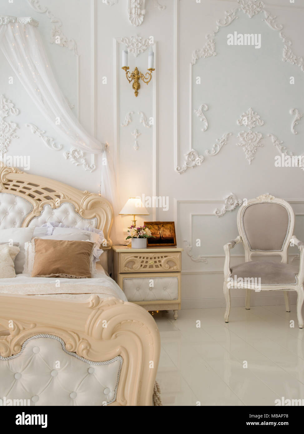 De l'intérieur classique confortable chambre blanche Banque D'Images