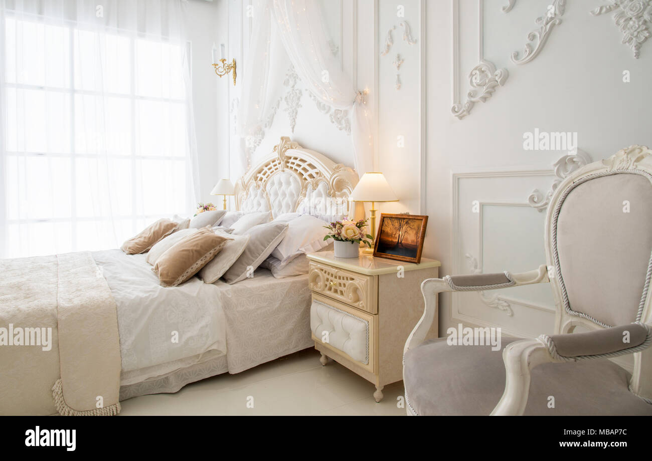Lit king-size dans la chambre à coucher avec grande fenêtre Banque D ... Lit king-size dans la chambre à coucher avec grande fenêtre Banque D ...