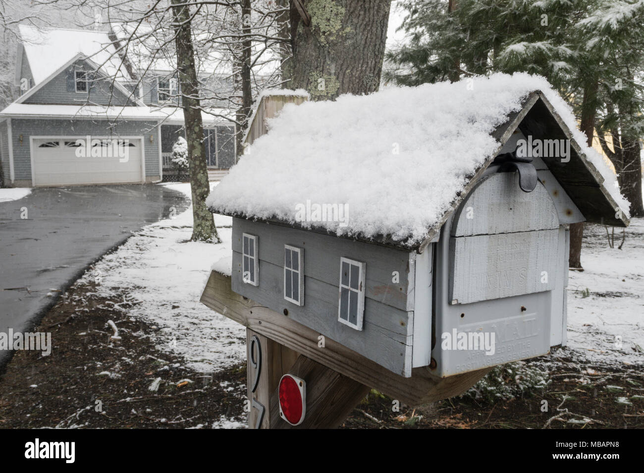 Banlieue de luxe accueil dans une tempête de neige, la Nouvelle Angleterre, USA Banque D'Images
