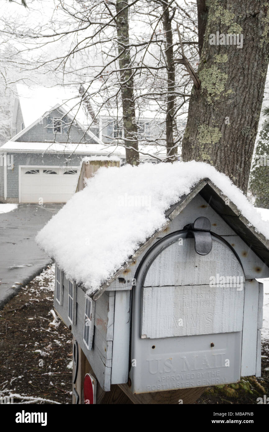 Banlieue de luxe accueil dans une tempête de neige, la Nouvelle Angleterre, USA Banque D'Images