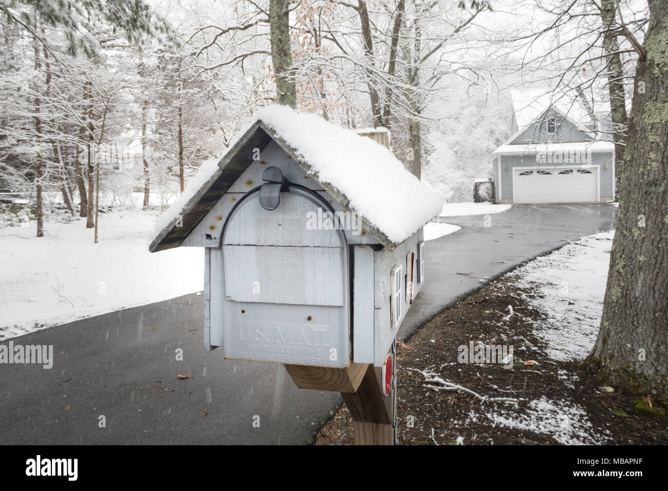 Banlieue de luxe accueil dans une tempête de neige, la Nouvelle Angleterre, USA Banque D'Images