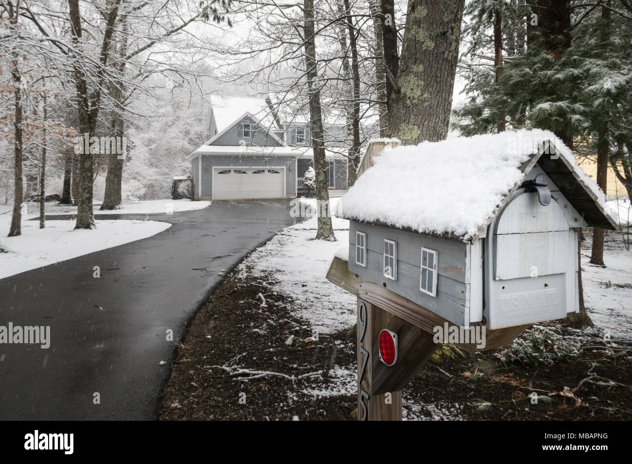 Banlieue de luxe accueil dans une tempête de neige, la Nouvelle Angleterre, USA Banque D'Images