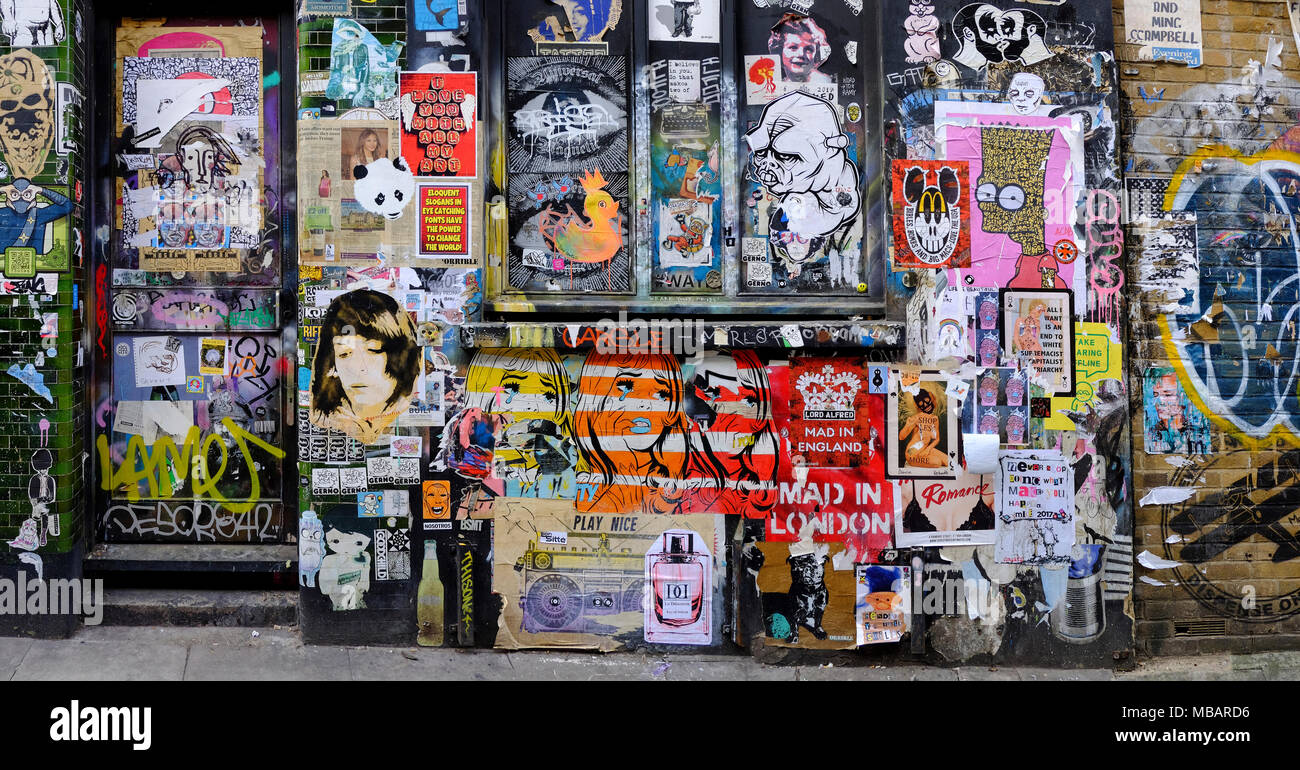 Photographie urbaine londonienne : mur de rue avec affiches et graffitis, Brick Lane, East London, Royaume-Uni Banque D'Images