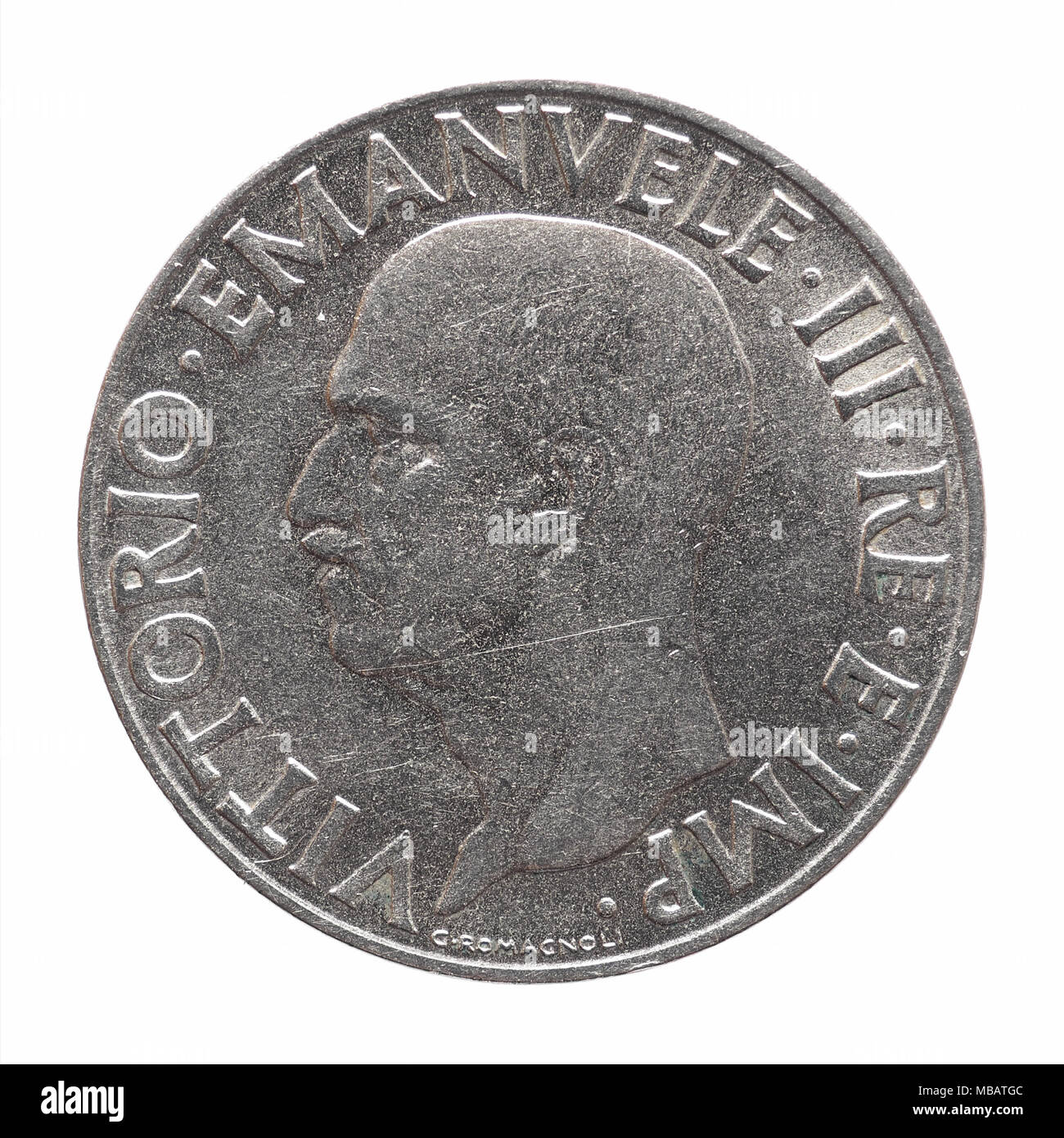 Ancienne pièce de monnaie italienne 1 lira avec Victor Emmanuel III, roi et empereur (Vittorio Emanuele III Re e Imperatore en italien), vers 1940 isolated over white b Banque D'Images