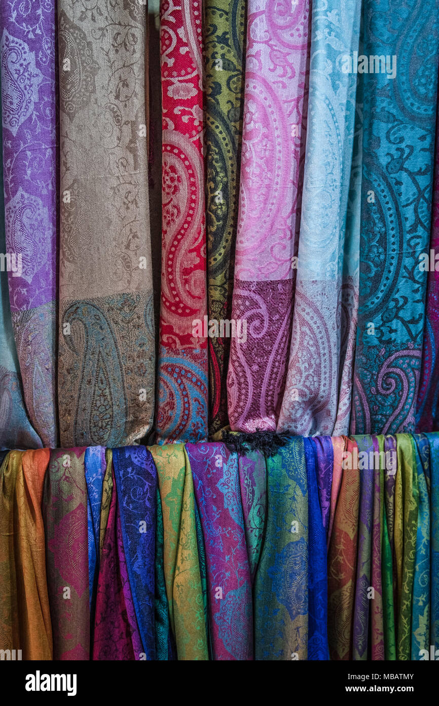 Echarpe étole en tissu de sabra marocain aux couleurs chatoyantes