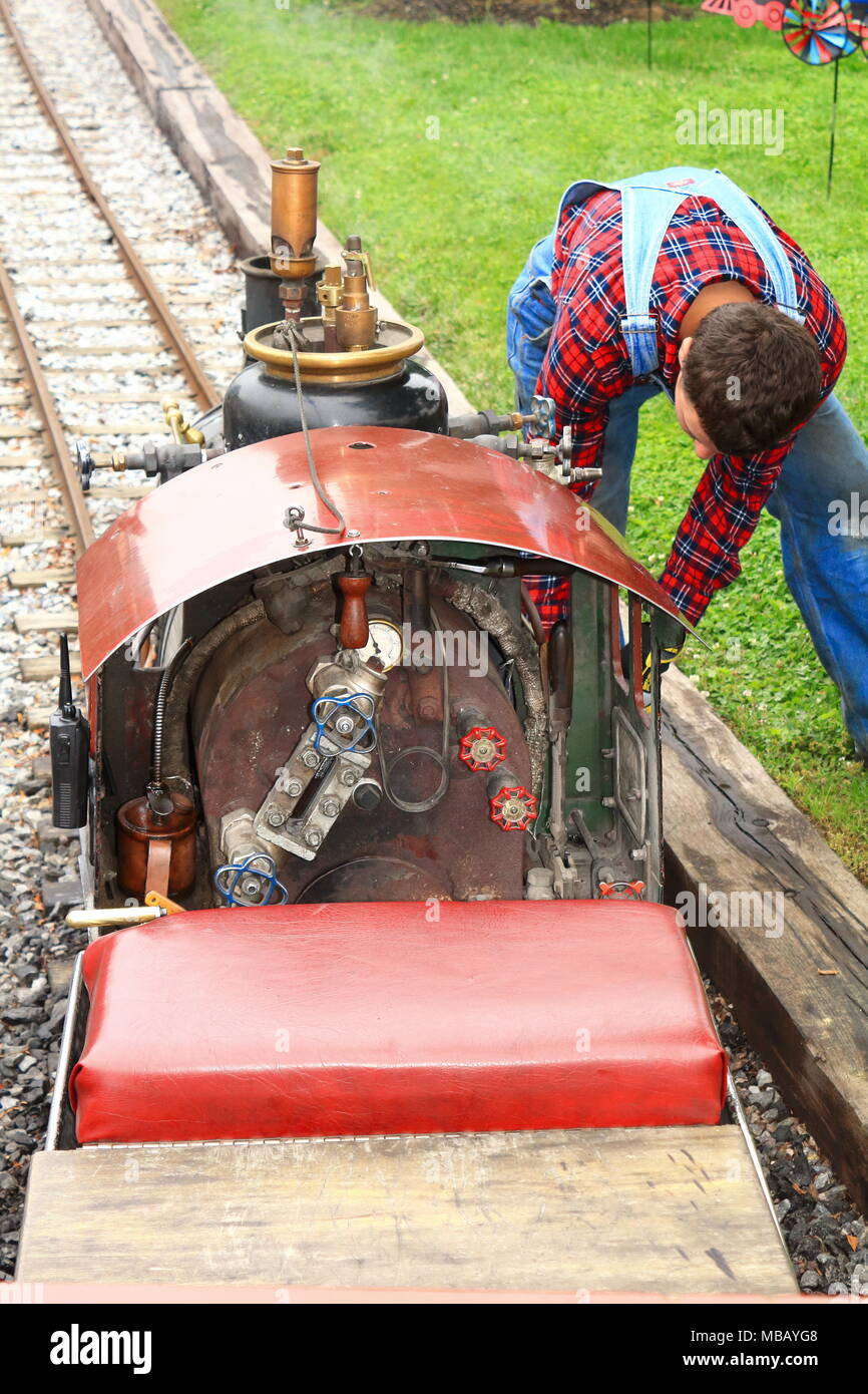 La préparation d'un mécanicien de locomotive à vapeur miniature pour une course Banque D'Images
