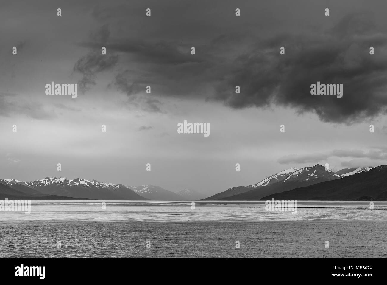 Paysage spectaculaire des montagnes de Patagonie, repris de la canal de beagle sur un jour nuageux, dramatique. Ushuaia, Patagonie, Argentine. Banque D'Images